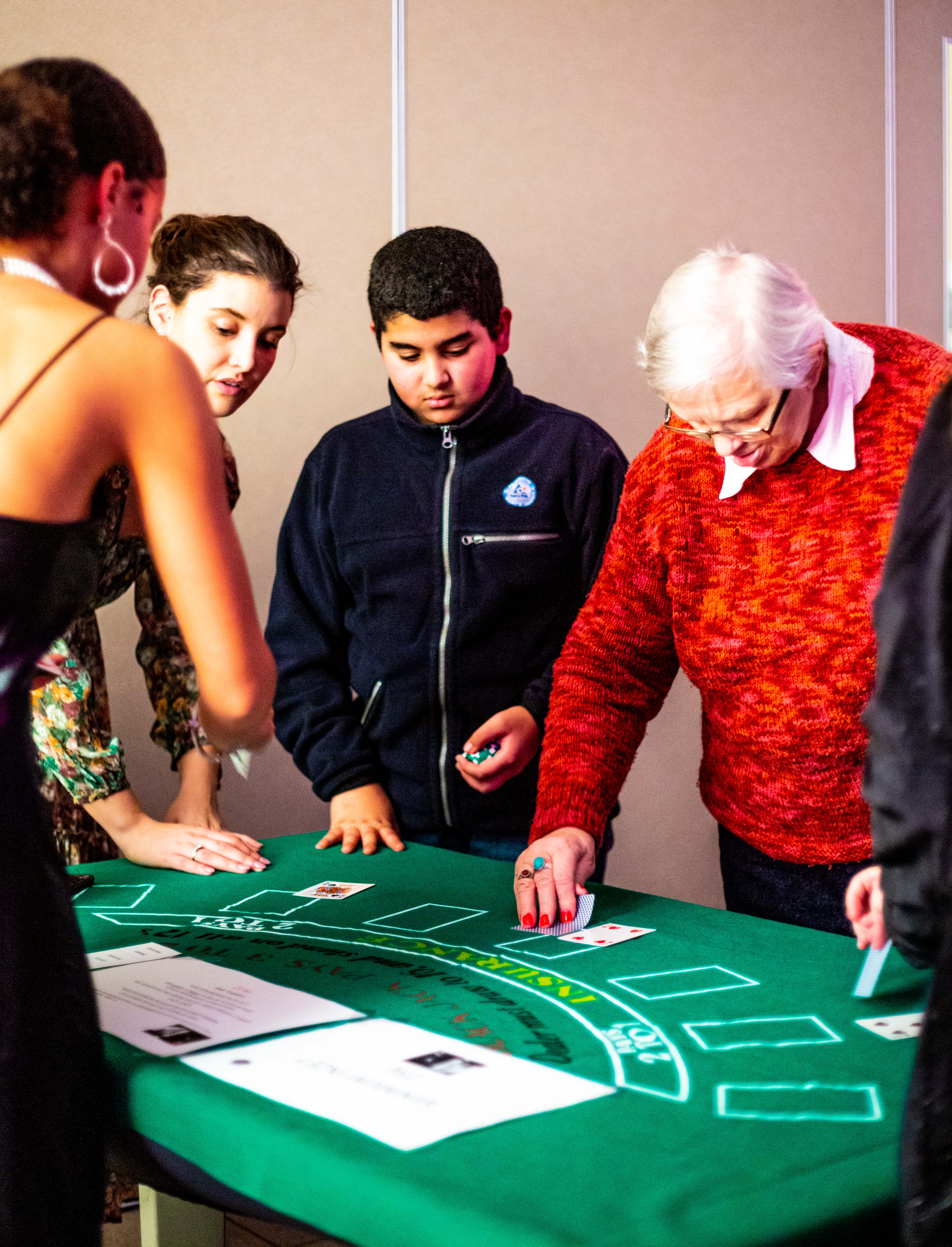 Tieners en ouderen spelen samen casino in Merksem