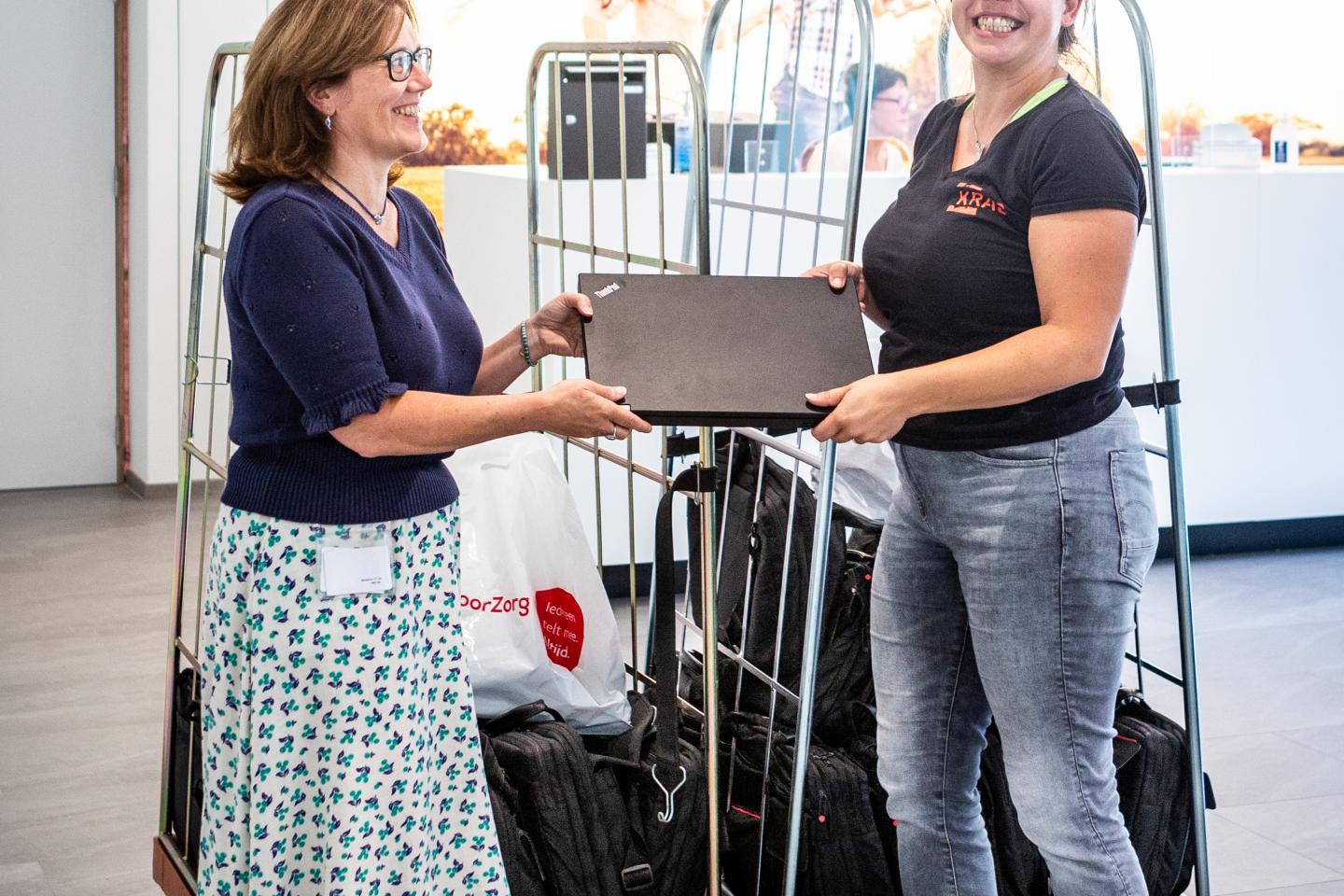 De VoorZorg schenkt 50 laptops voor kansarme jongeren