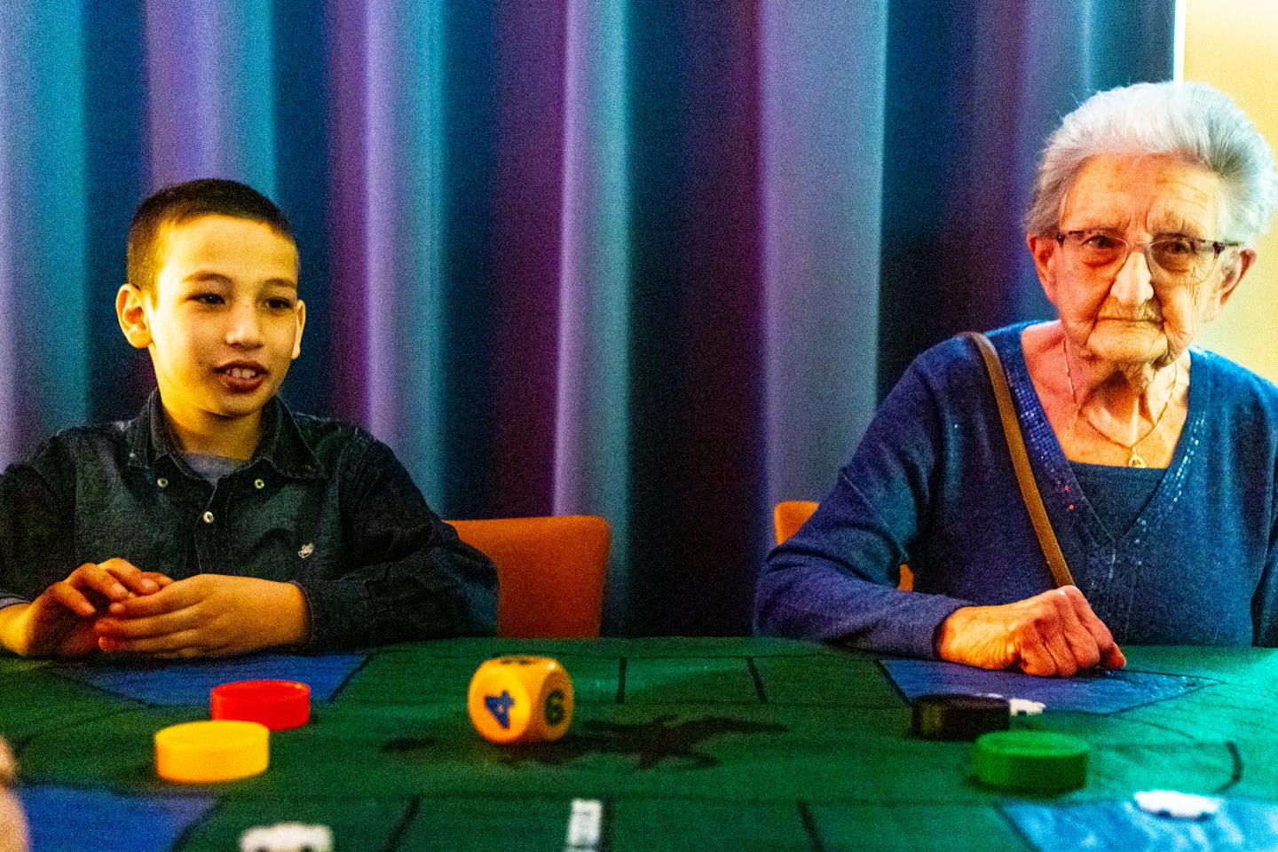 Tieners en ouderen spelen samen casino in Merksem