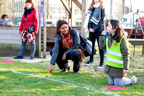Schepen Jinnih Beels introduceert verkeersspel bij Kras Dam