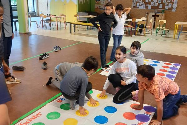 Kinderen leren al spelend over hun emoties praten