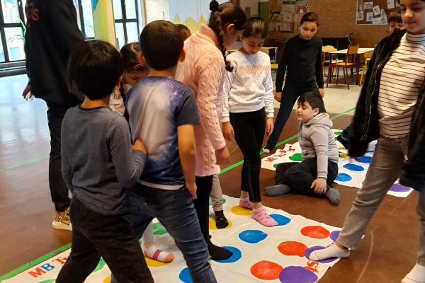 Kinderen leren al spelend over hun emoties praten