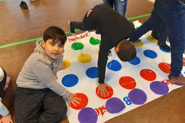 Kinderen leren al spelend over hun emoties praten