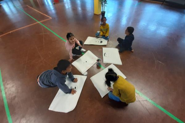 Kinderen leren al spelend over hun emoties praten