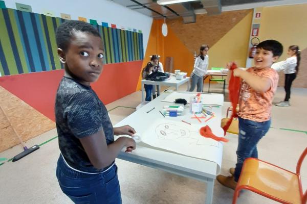 Kinderen leren al spelend over hun emoties praten