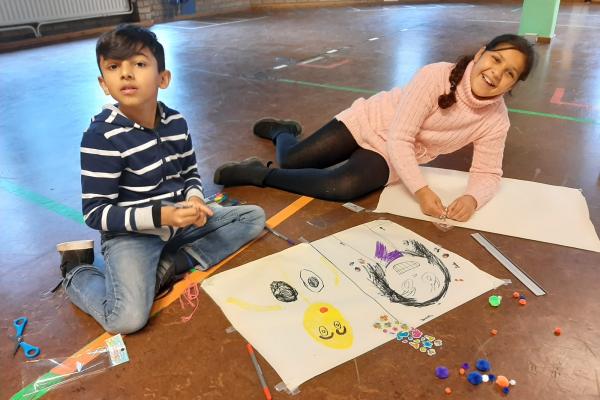 Kinderen leren al spelend over hun emoties praten