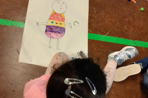 Kinderen leren al spelend over hun emoties praten