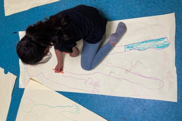 Kinderen leren al spelend over hun emoties praten