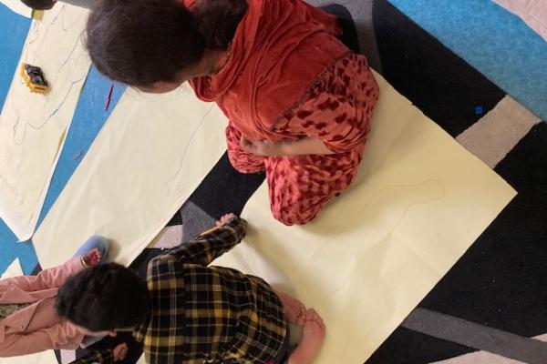 Kinderen leren al spelend over hun emoties praten