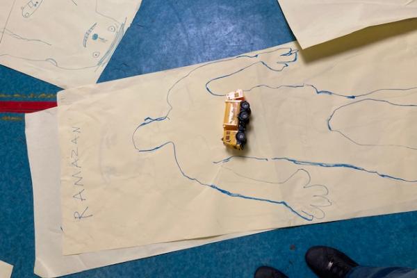 Kinderen leren al spelend over hun emoties praten