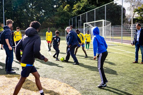 Jonge nieuwkomers leren Nederlands in het Sport & Taal-project