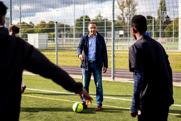 Jonge nieuwkomers leren Nederlands in het Sport & Taal-project