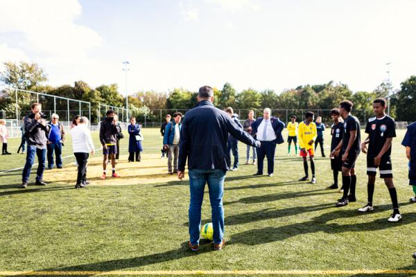 Jonge nieuwkomers leren Nederlands in het Sport & Taal-project