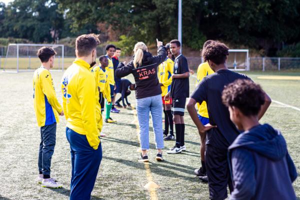 Jonge nieuwkomers leren Nederlands in het Sport & Taal-project