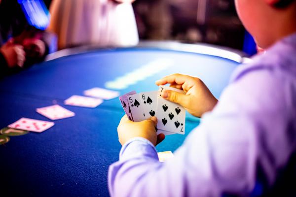 Tieners en ouderen spelen samen casino in Merksem