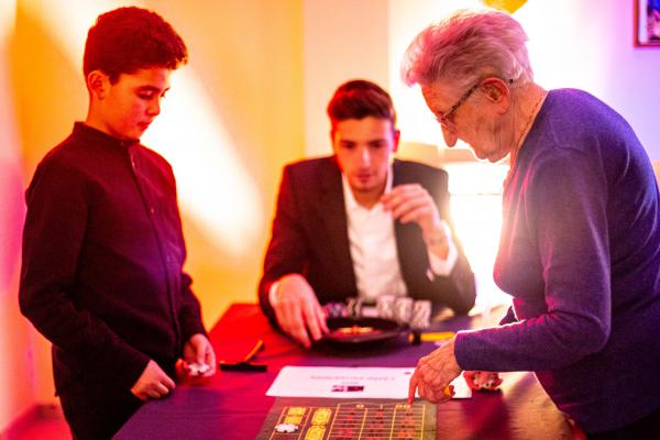Tieners en ouderen spelen samen casino in Merksem