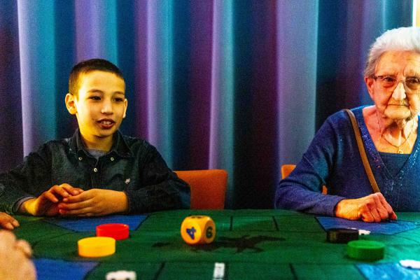 Tieners en ouderen spelen samen casino in Merksem