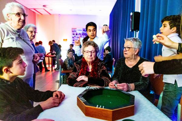 Tieners en ouderen spelen samen casino in Merksem