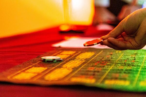 Tieners en ouderen spelen samen casino in Merksem