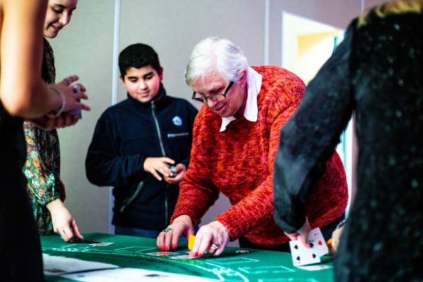 Tieners en ouderen spelen samen casino in Merksem